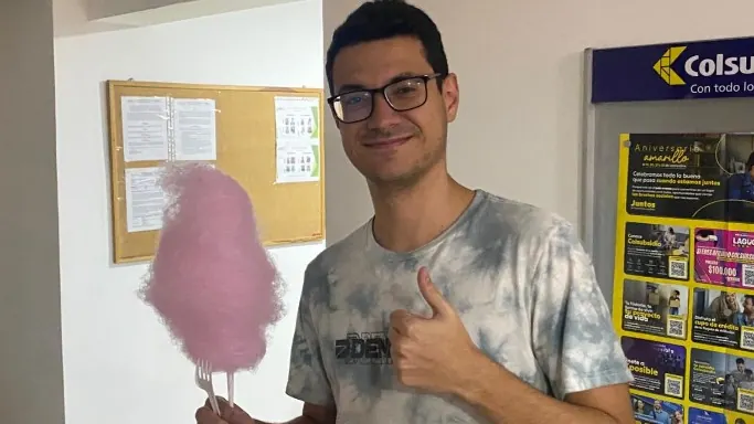 Colaborador de SGI con algodón de azúcar en la celebración de Amor y Amistad