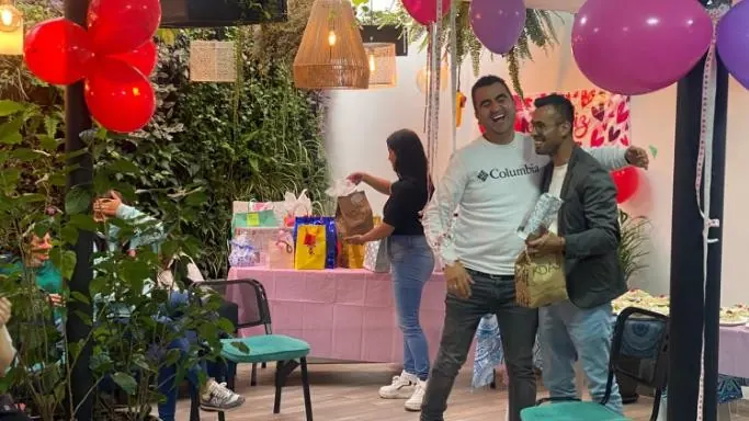 Colaboradores de SGI intercambiando regalos de amigo secreto