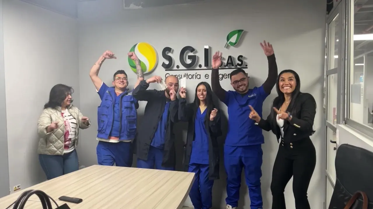 Equipo de SGI celebrando en el Bingo Anual 2023