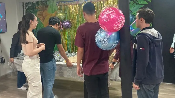 Colaboradores de SGI en la celebración de cumpleaños del primer semestre