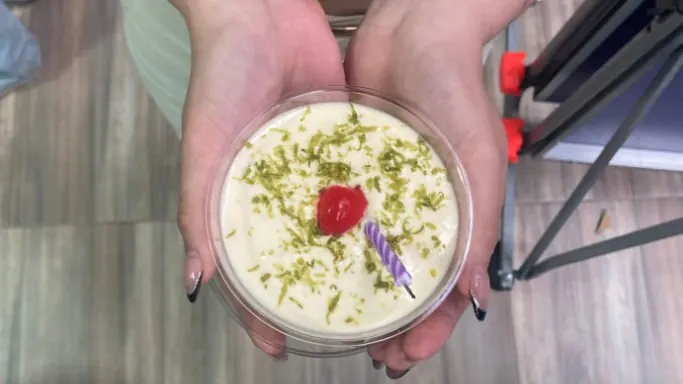 Postre con vela en la celebración de cumpleaños del primer semestre