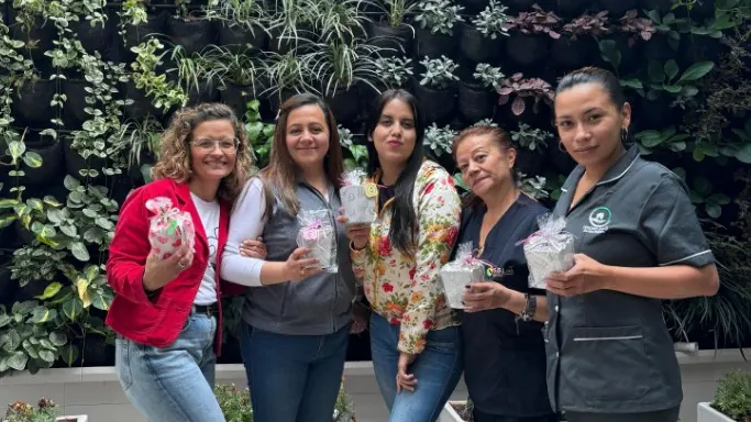 Equipo de SGI con los detalles del día de la madre