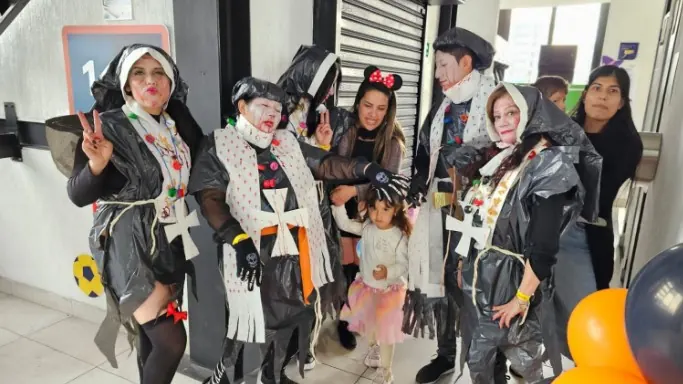 Grupo de colaboradores disfrazados en el concurso de Halloween 2023
