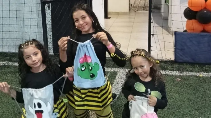 Niñas disfrazadas con sus bolsas de dulces en el concurso de Halloween 2023