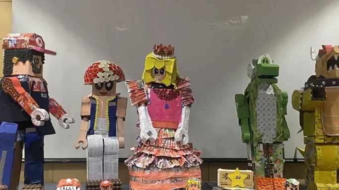 Figuras de disfraces hechas con materiales reciclados en Halloween SGI 2024