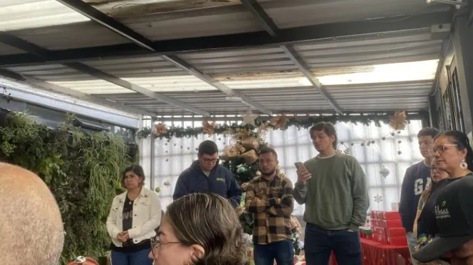 Colaboradores de SGI reunidos en la novena navideña 2024