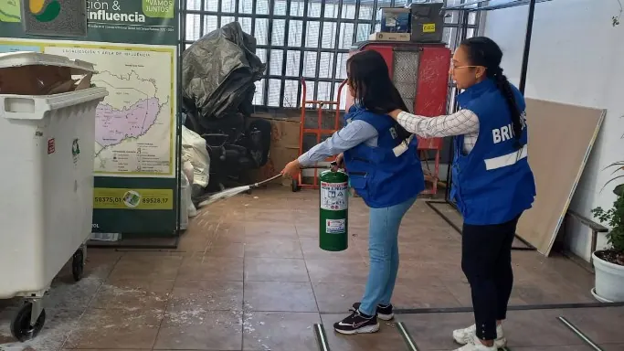 Demostración del manejo de extintores en el simulacro distrital 2024