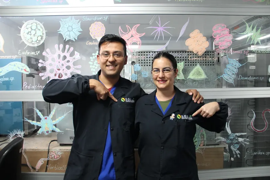 Colaboradores de SGI en el laboratorio