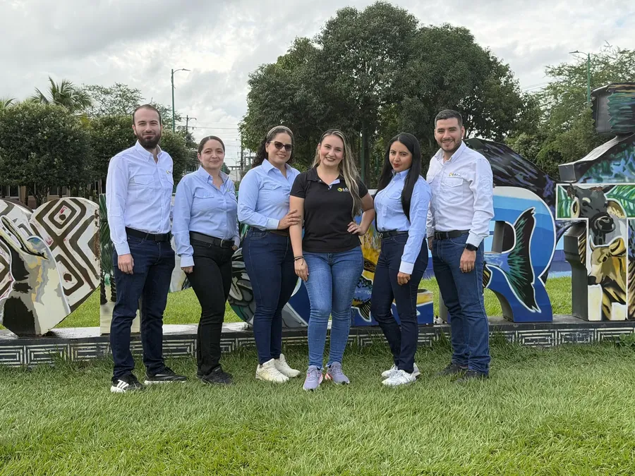 Equipo de SGI frente al letrero de Puerto Gaitán