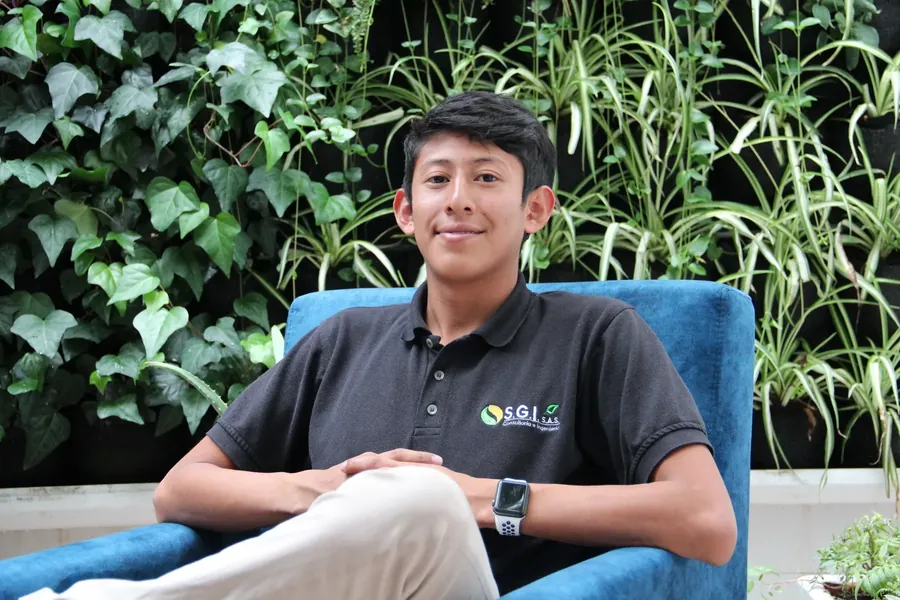 Colaborador de SGI en zona verde de la oficina