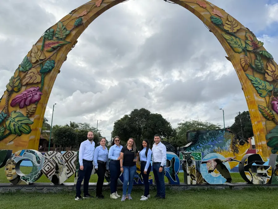 Equipo de SGI bajo el arco de Puerto Gaitán