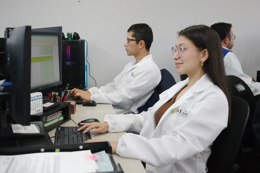 Revisión de muestra en el laboratorio
