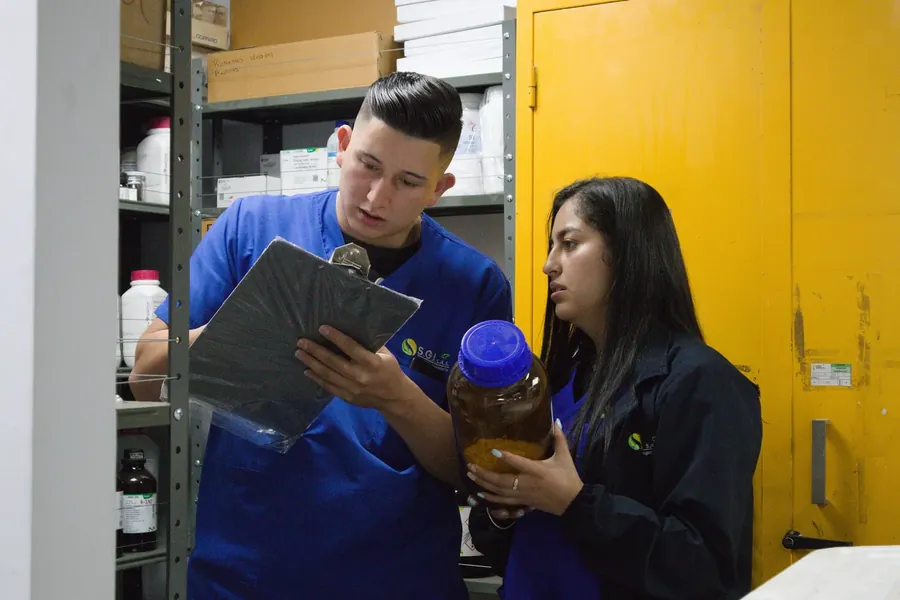 Equipo técnico en puestos de trabajo del laboratorio