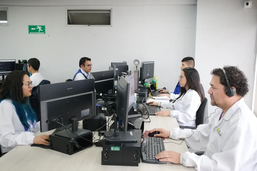 Analista con muestra de sedimento