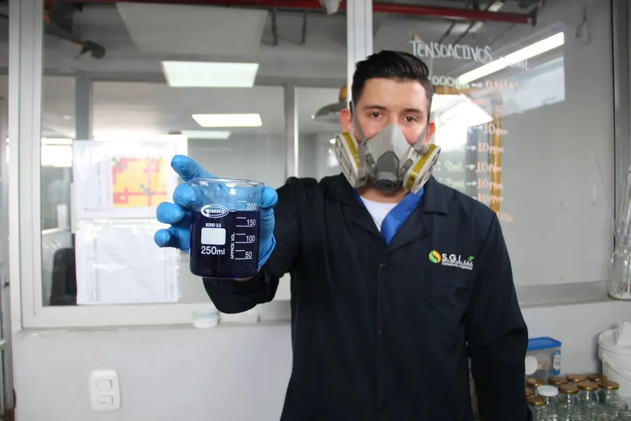 Analista con muestra en el laboratorio