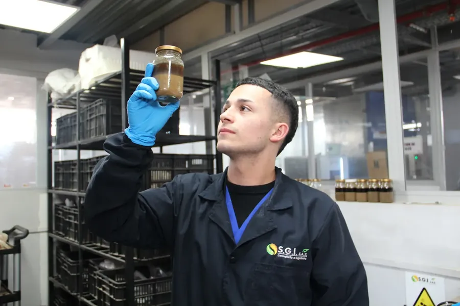 Analista de laboratorio en su puesto de trabajo