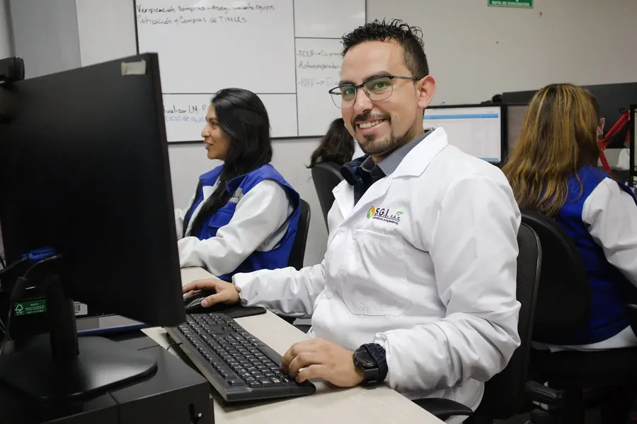 Analista de laboratorio en su puesto de trabajo