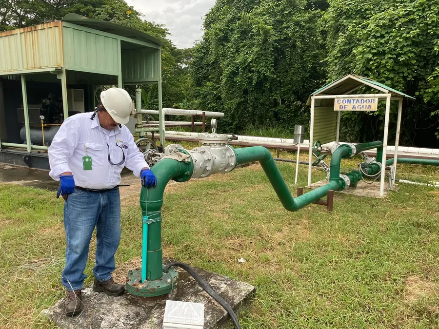 Trabajo de campo en fuente hídrica